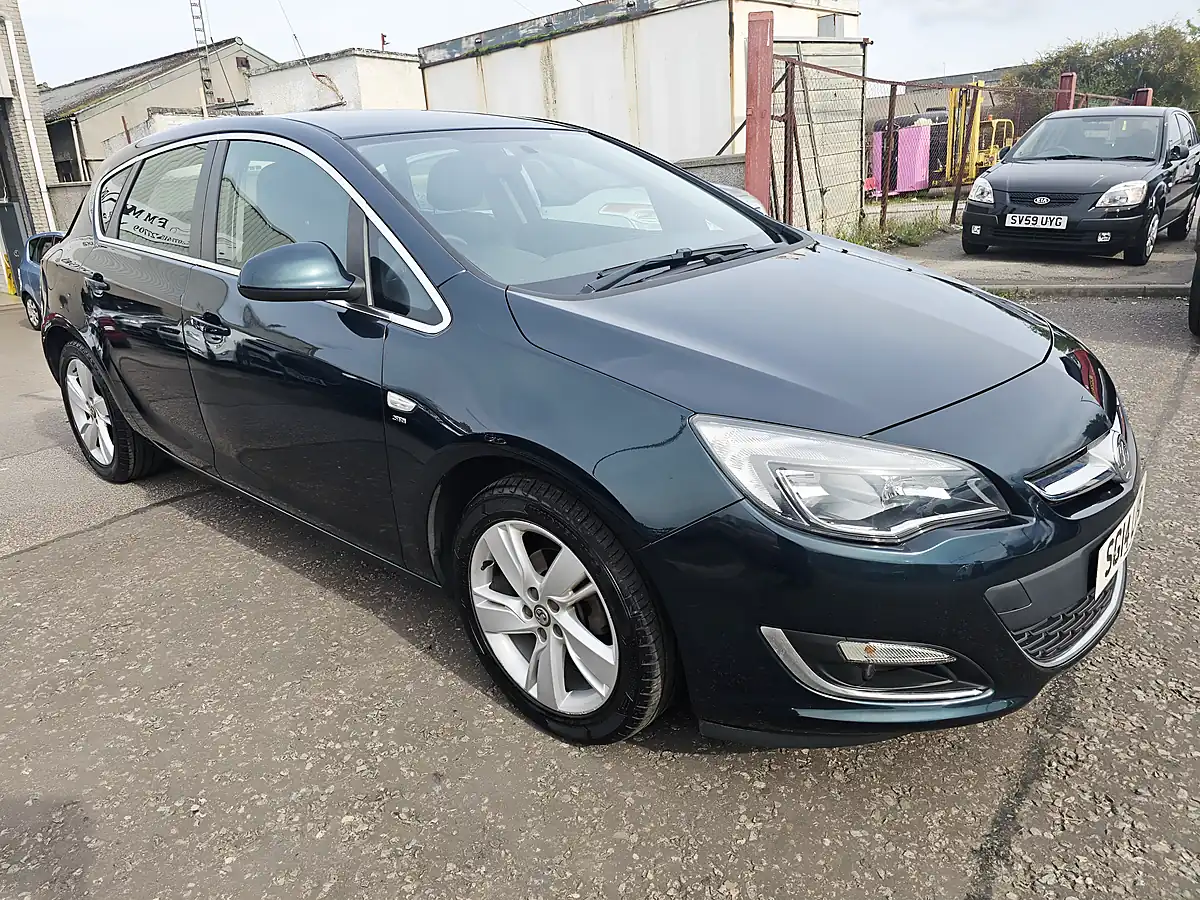 Used 2014 Vauxhall Astra Sri Green - Front View