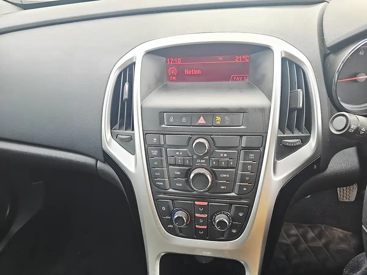Used 2014 Vauxhall Astra Sri Green - Interior and Exterior details 11