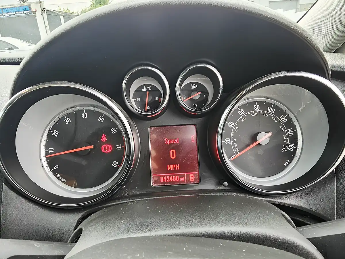 Used 2014 Vauxhall Astra Sri Green - Interior and Exterior details 12