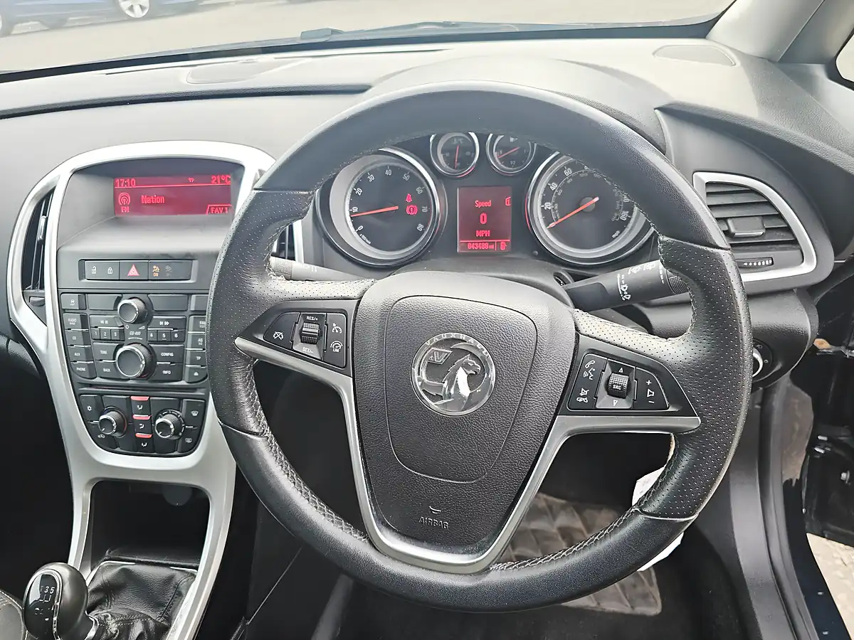 Used 2014 Vauxhall Astra Sri Green - Interior and Exterior details 13