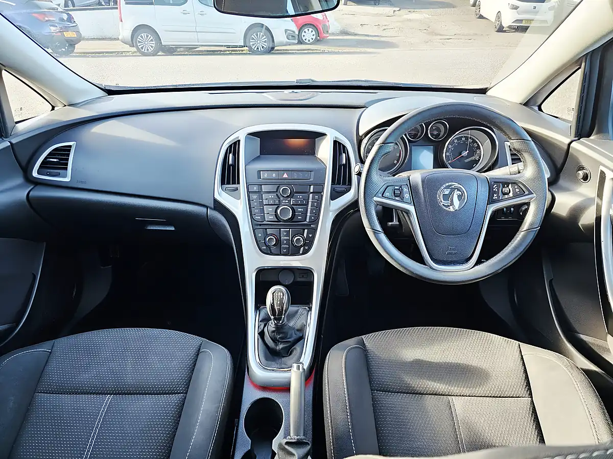 Used 2014 Vauxhall Astra Sri Green - Interior and Exterior details 10