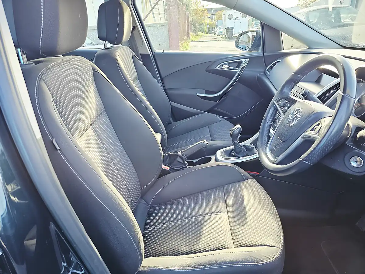 Used 2014 Vauxhall Astra Sri Green - Interior and Exterior details 11