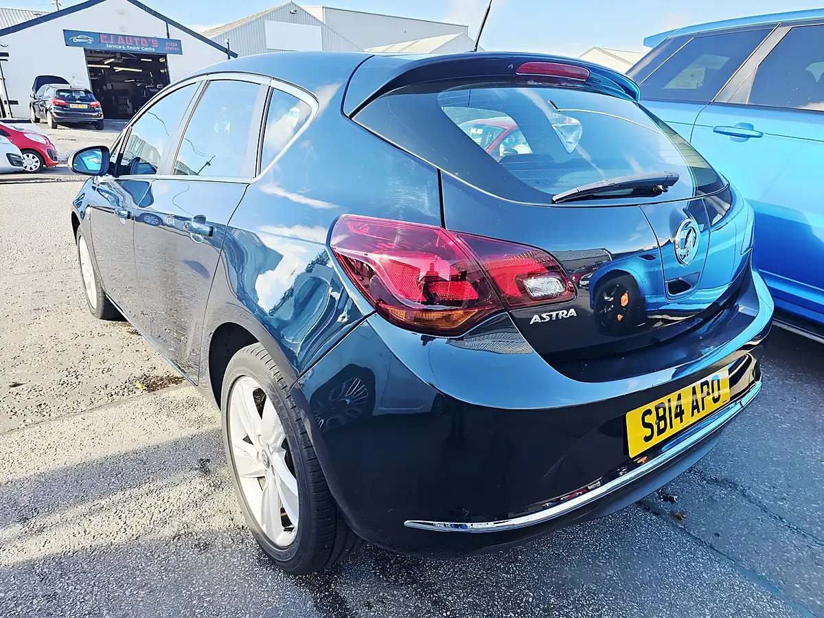 Used 2014 Vauxhall Astra Sri Green - Interior and Exterior details 5