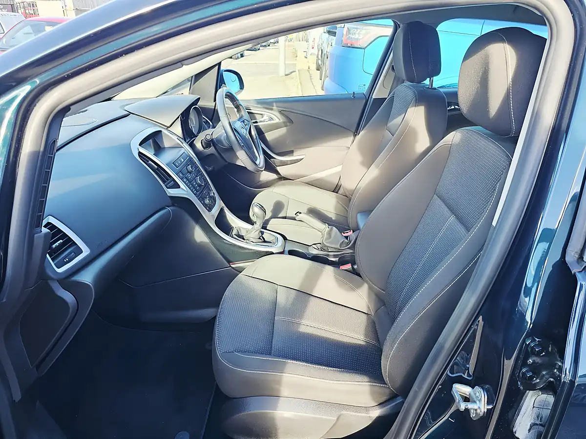 Used 2014 Vauxhall Astra Sri Green - Interior and Exterior details 7