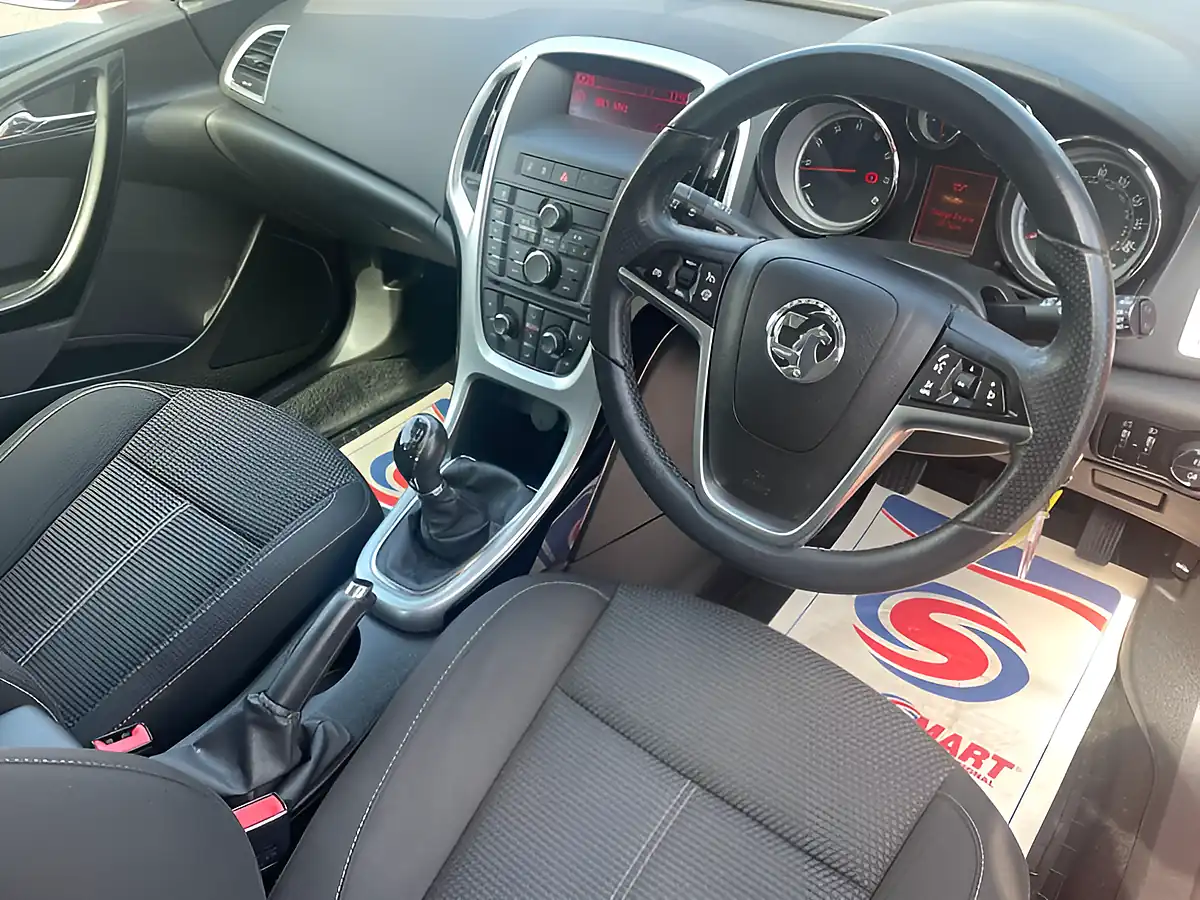 Used 2014 Vauxhall Astra Sri Red - Interior and Exterior details 10