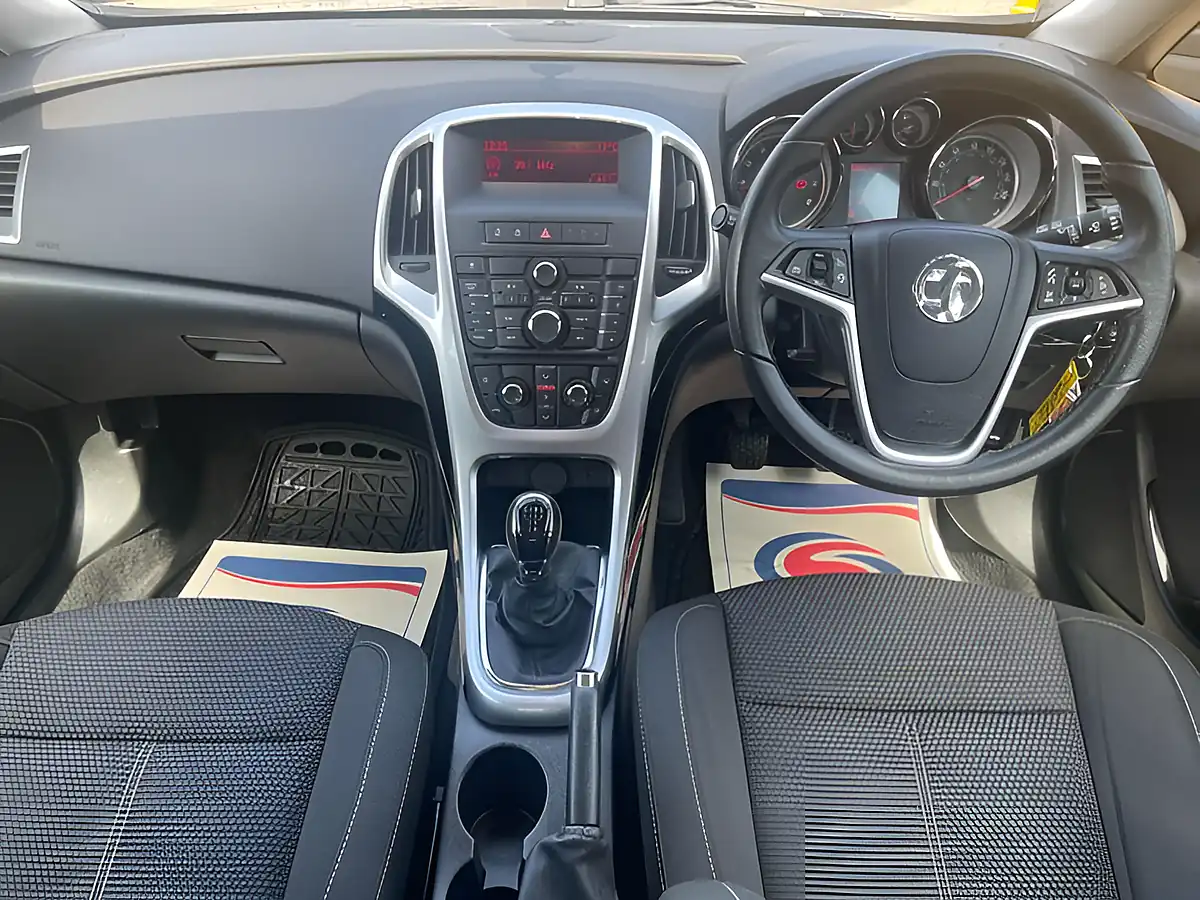 Used 2014 Vauxhall Astra Sri Red - Interior and Exterior details 13
