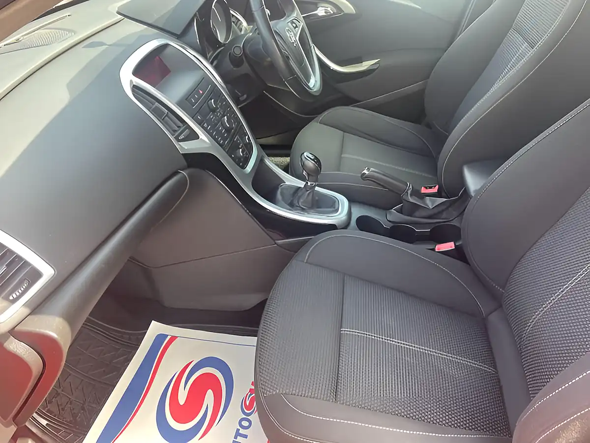 Used 2014 Vauxhall Astra Sri Red - Interior and Exterior details 16