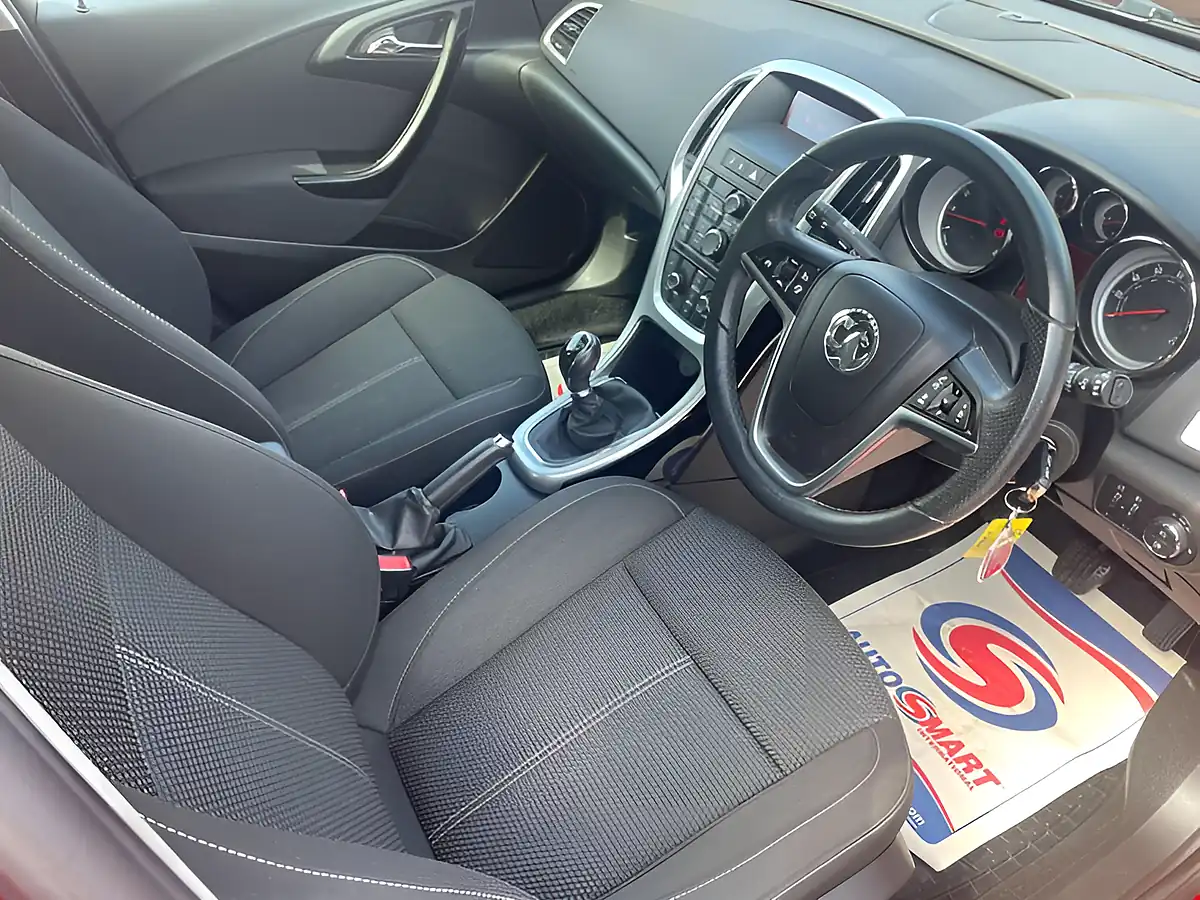 Used 2014 Vauxhall Astra Sri Red - Interior and Exterior details 9