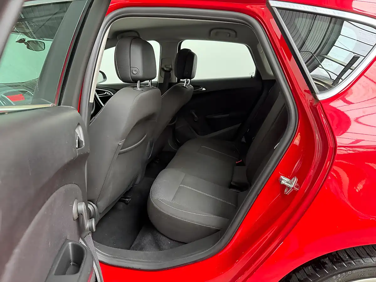 Used 2014 Vauxhall Astra Sri Red - Interior and Exterior details 10