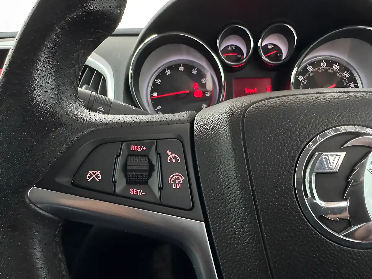 Used 2014 Vauxhall Astra Sri Red - Interior and Exterior details 17
