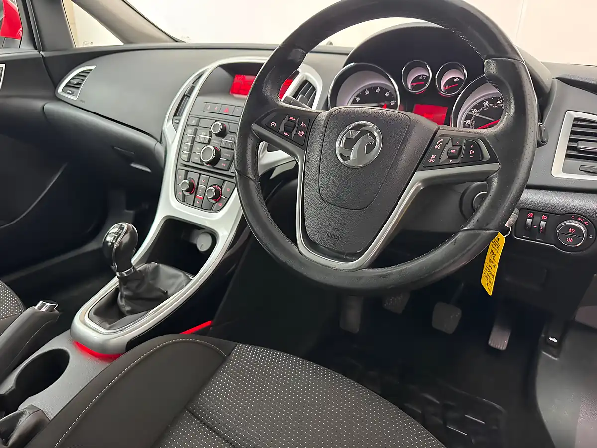 Used 2014 Vauxhall Astra Sri Red - Interior and Exterior details 3