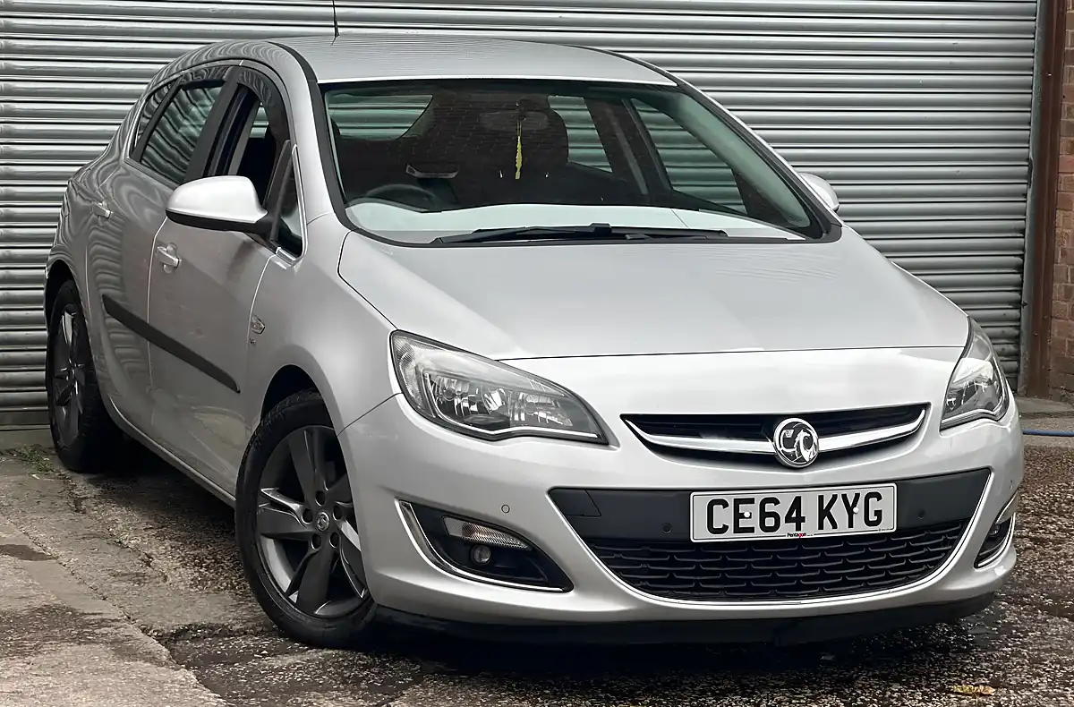 Used 2014 Vauxhall Astra Sri Silver - Front View