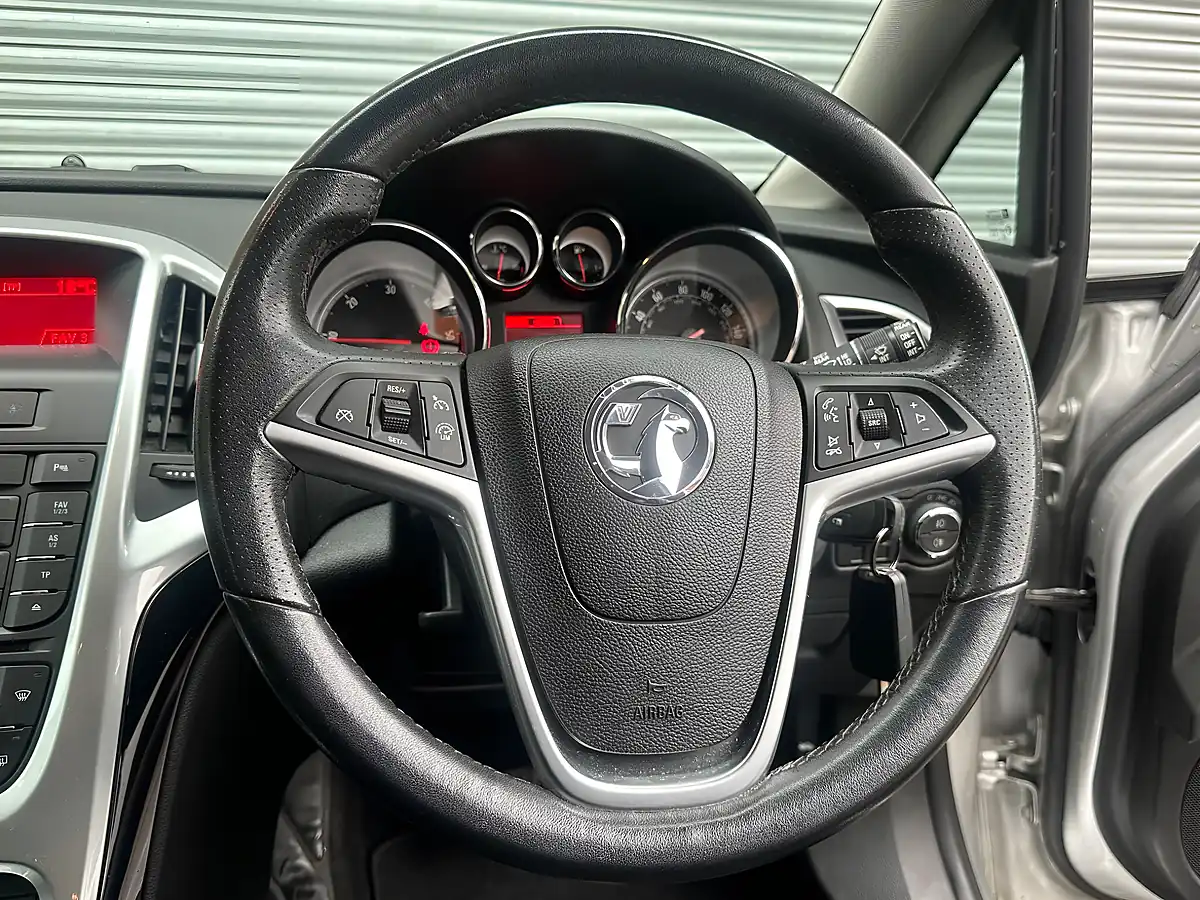 Used 2014 Vauxhall Astra Sri Silver - Interior and Exterior details 16