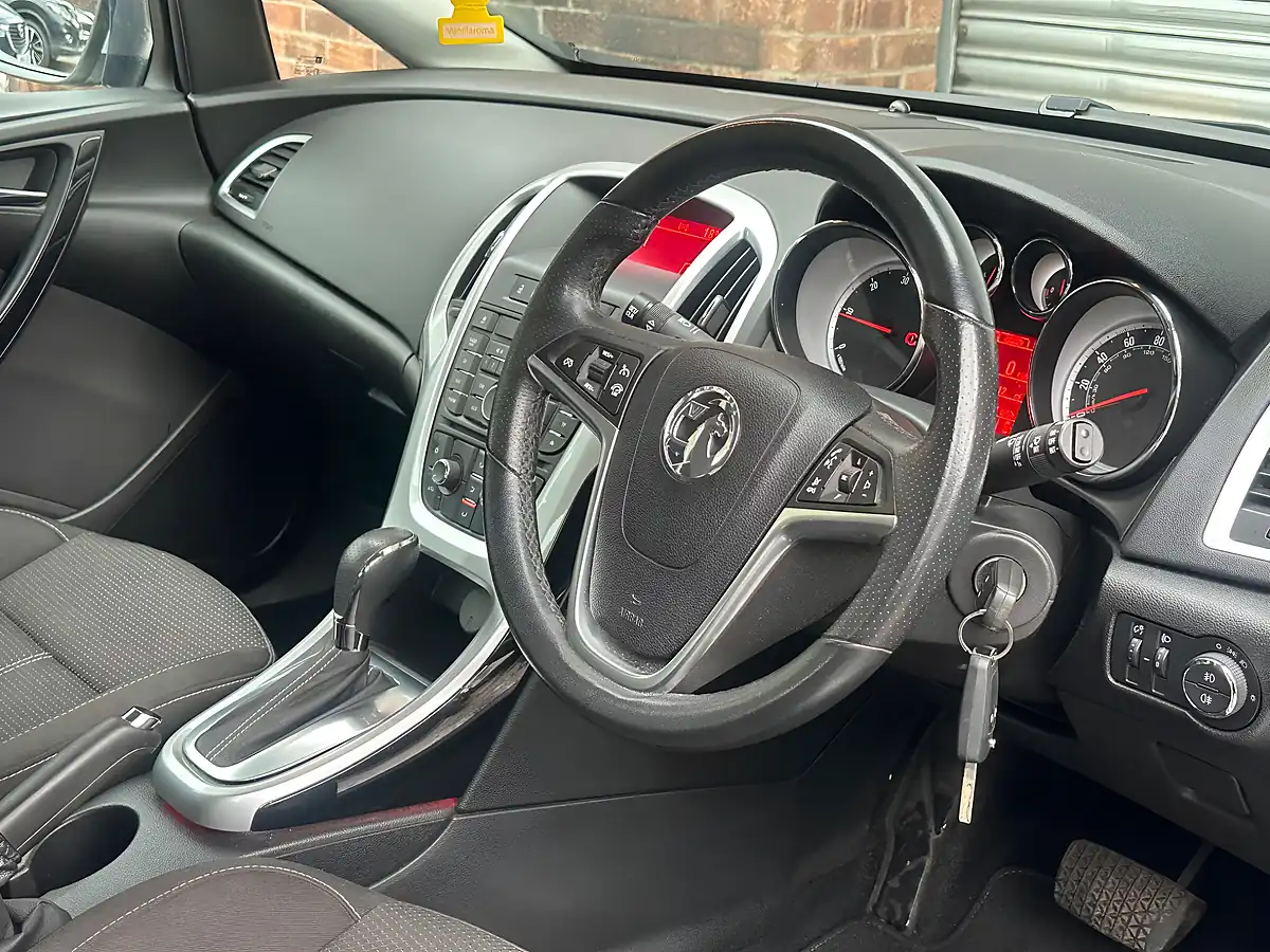 Used 2014 Vauxhall Astra Sri Silver - Interior and Exterior details 17