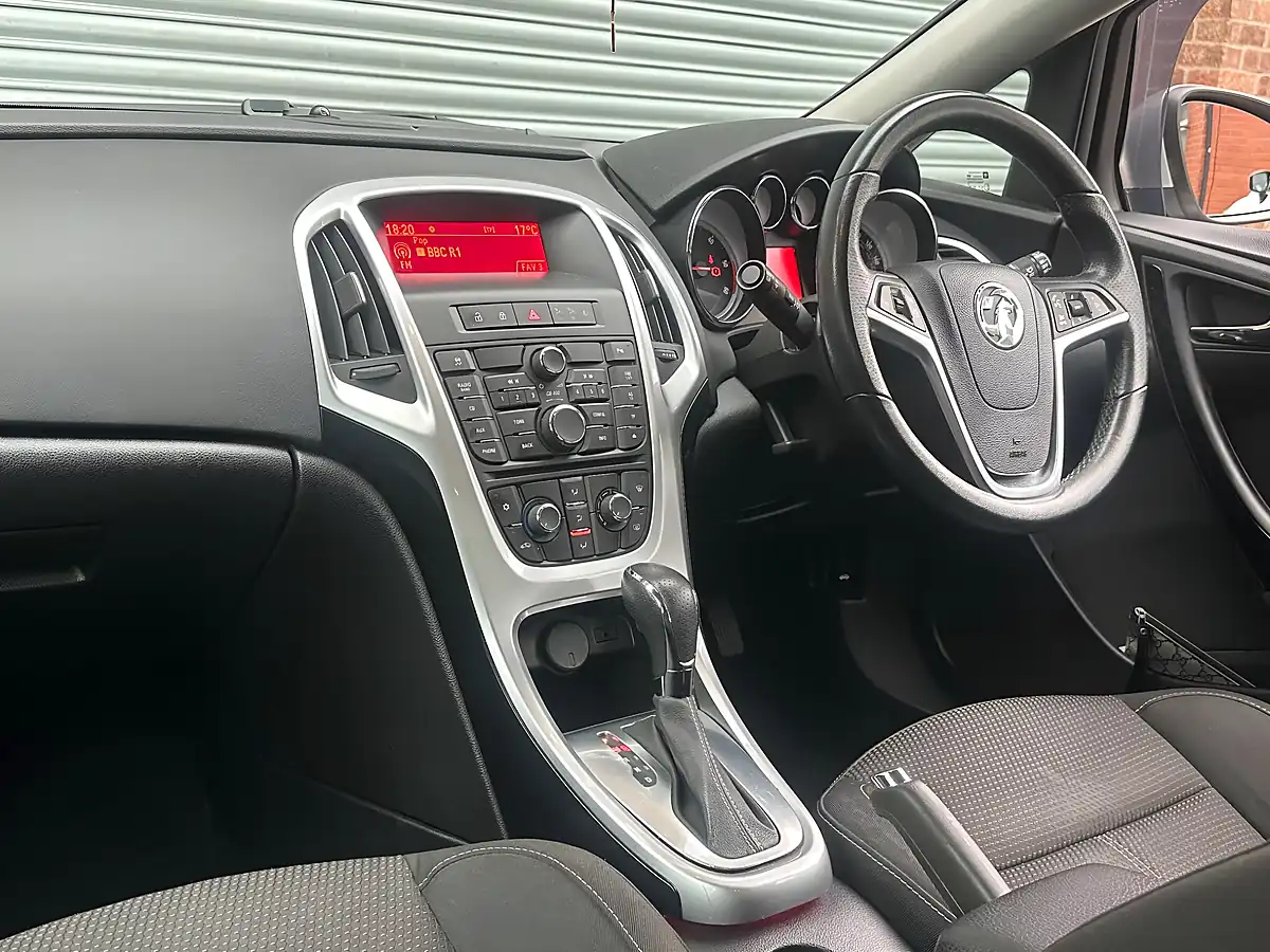 Used 2014 Vauxhall Astra Sri Silver - Interior and Exterior details 7