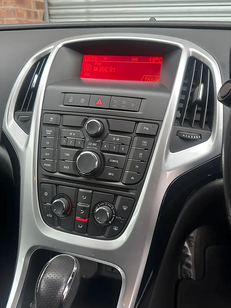 Used 2014 Vauxhall Astra Sri Silver - Interior and Exterior details 9