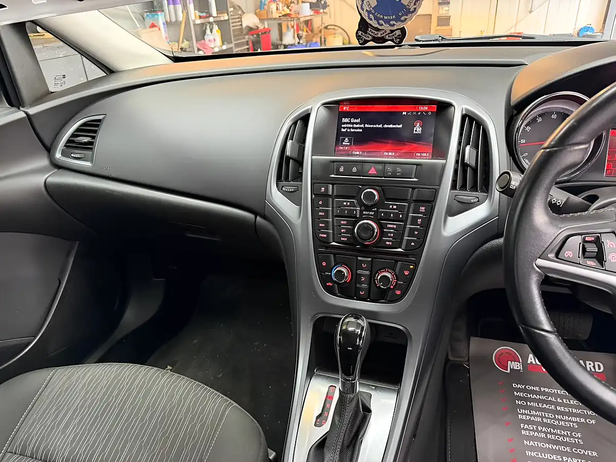 Used 2014 Vauxhall Astra Tech Line Silver - Interior and Exterior details 11