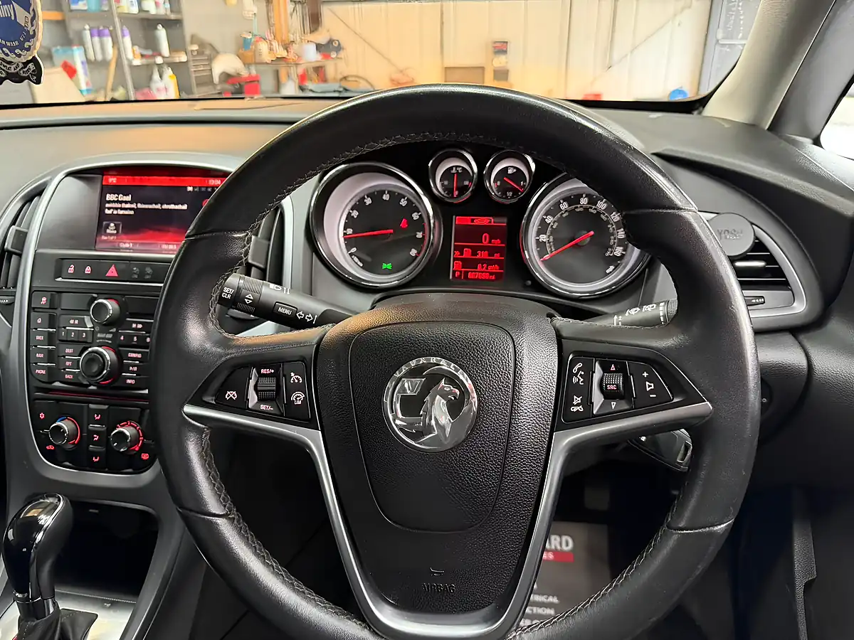 Used 2014 Vauxhall Astra Tech Line Silver - Interior and Exterior details 12