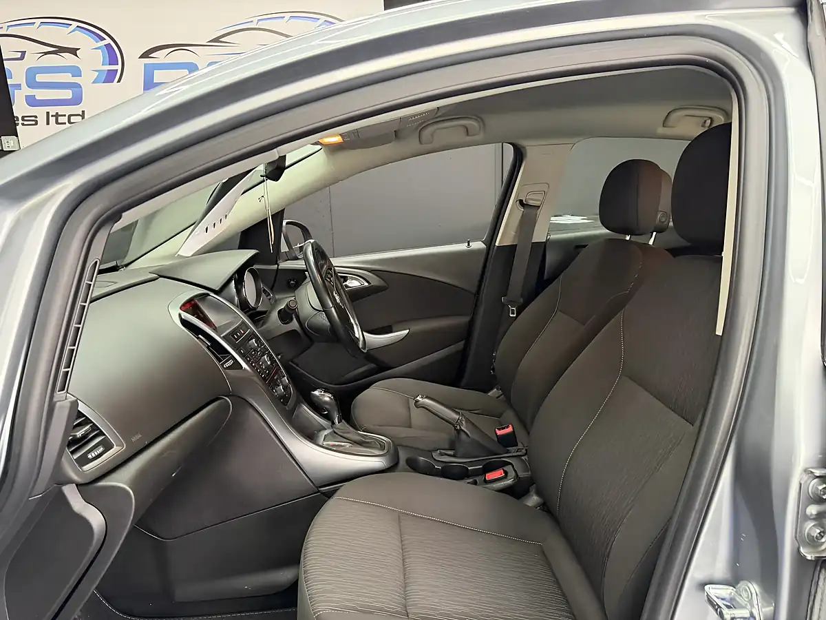 Used 2014 Vauxhall Astra Tech Line Silver - Interior and Exterior details 13