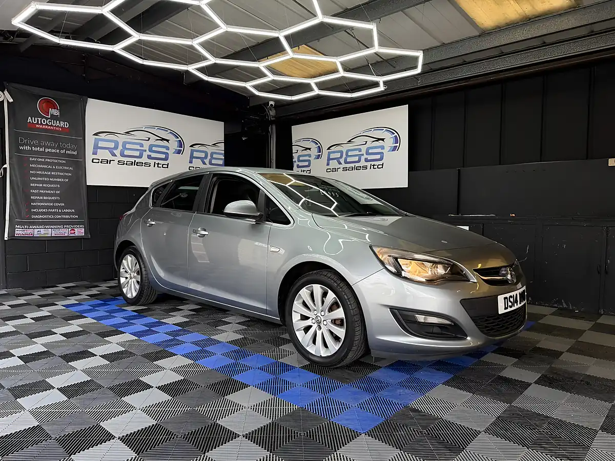 Used 2014 Vauxhall Astra Tech Line Silver - Interior and Exterior details 4