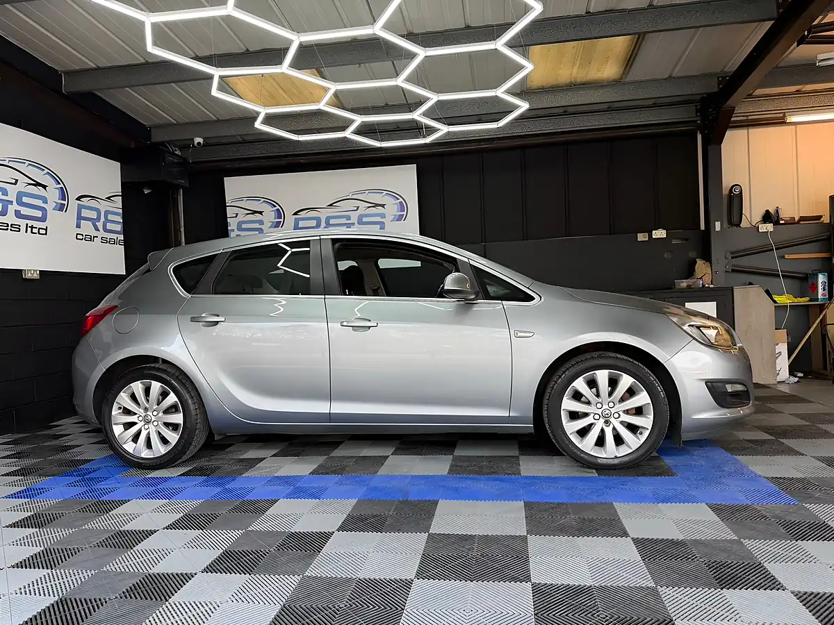 Used 2014 Vauxhall Astra Tech Line Silver - Interior and Exterior details 5