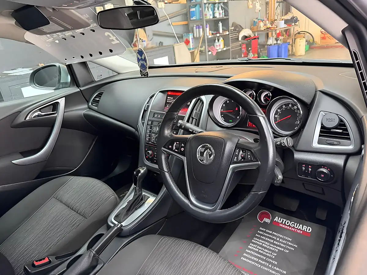Used 2014 Vauxhall Astra Tech Line Silver - Interior and Exterior details 8