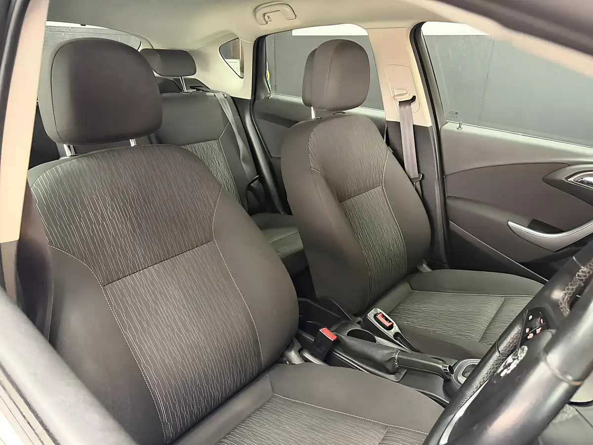 Used 2014 Vauxhall Astra Tech Line Silver - Interior and Exterior details 9