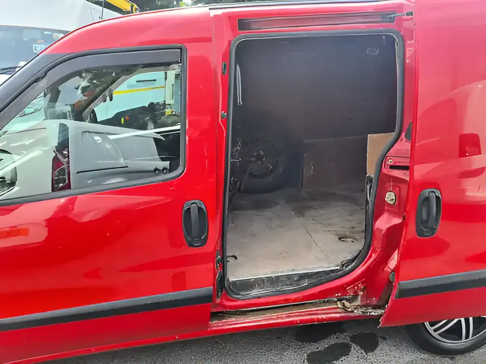 Used 2014 Vauxhall Combo 2300 Bright Red - Interior and Exterior details 3