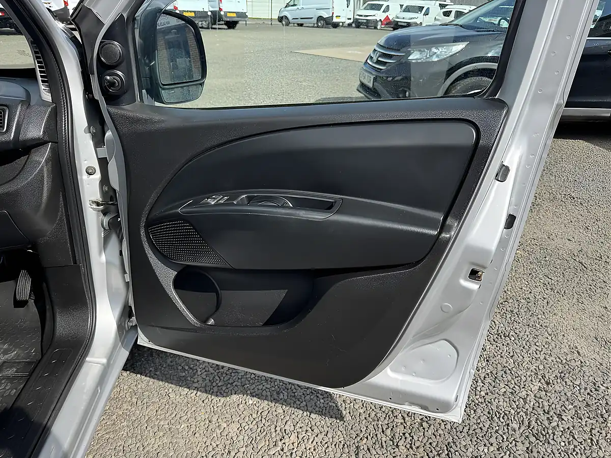 Used 2014 Vauxhall Combo Sportive Silver - Interior and Exterior details 12