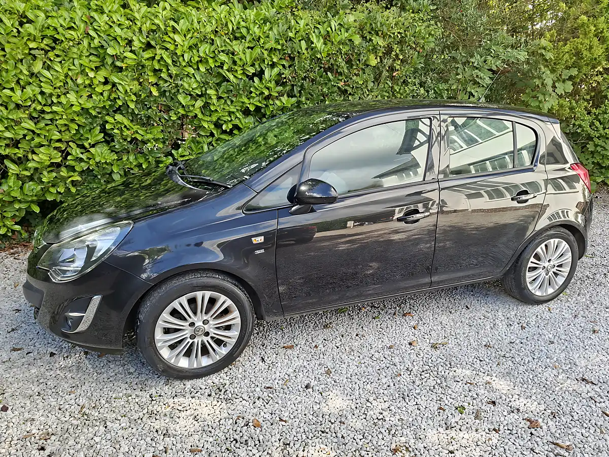 Used 2014 Vauxhall Corsa Se Black - Front View