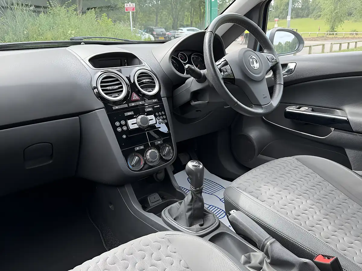 Used 2014 Vauxhall Corsa Se Blue - Interior and Exterior details 13