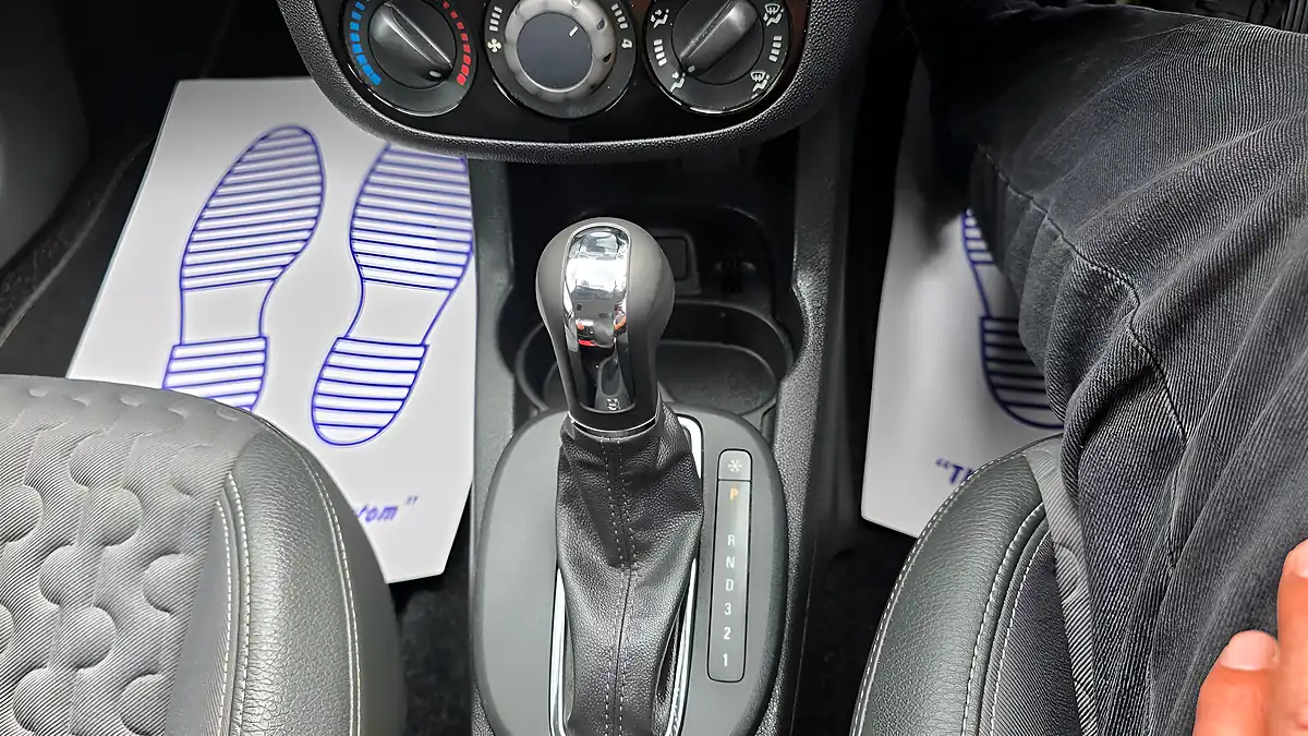 Used 2014 Vauxhall Corsa Se Red - Interior and Exterior details 13