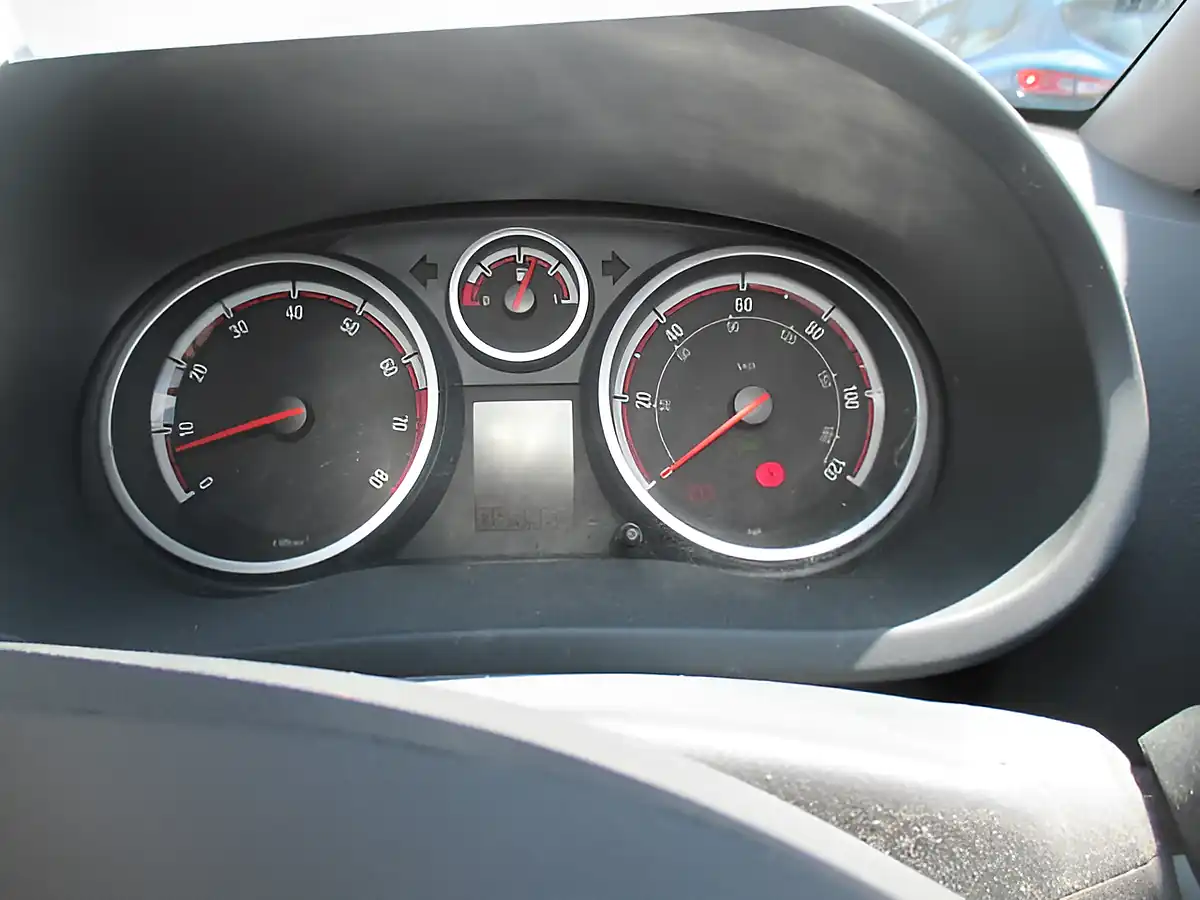 Used 2014 Vauxhall Corsa Se Silver - Interior and Exterior details 8
