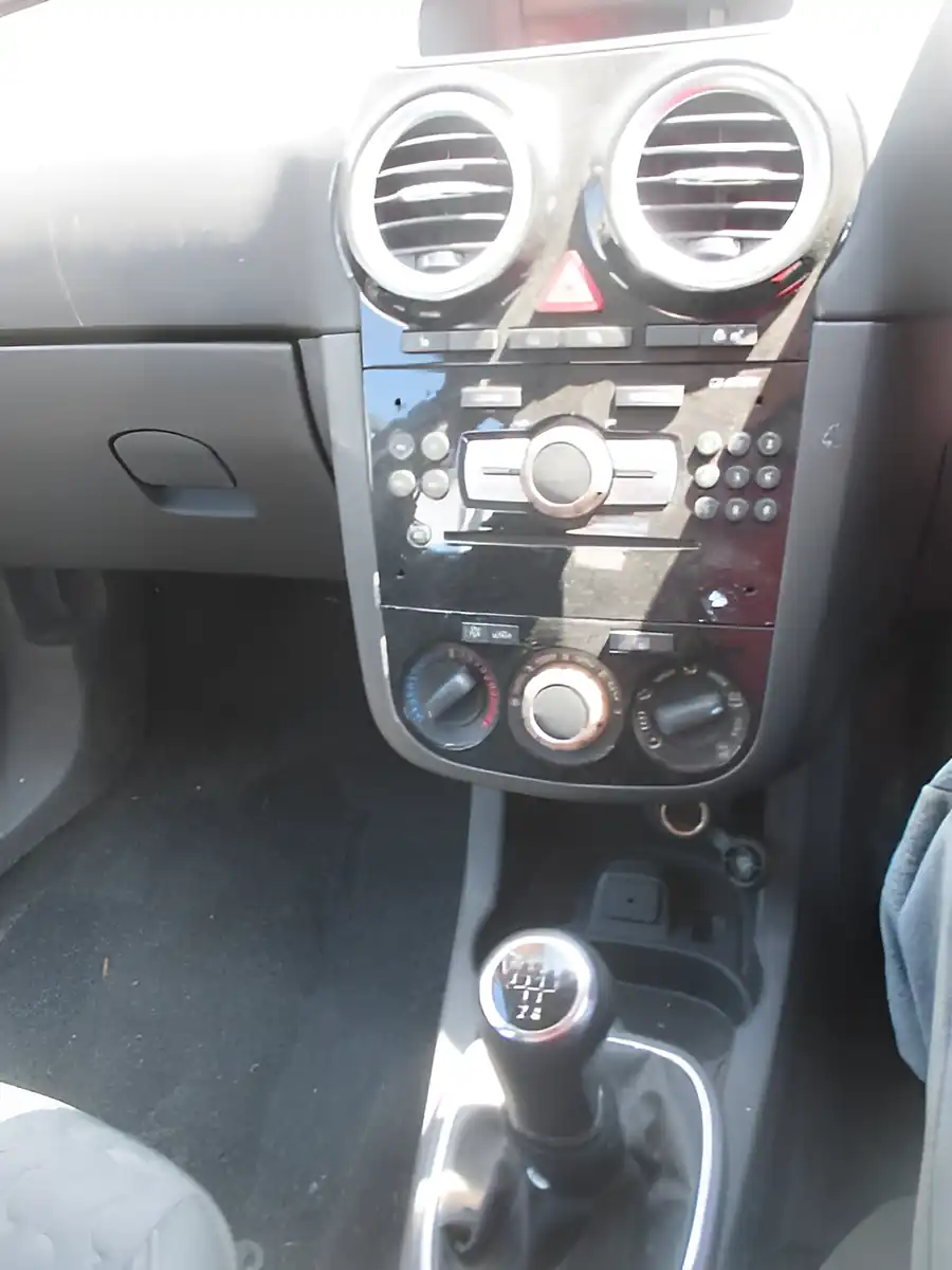 Used 2014 Vauxhall Corsa Se Silver - Interior and Exterior details 9