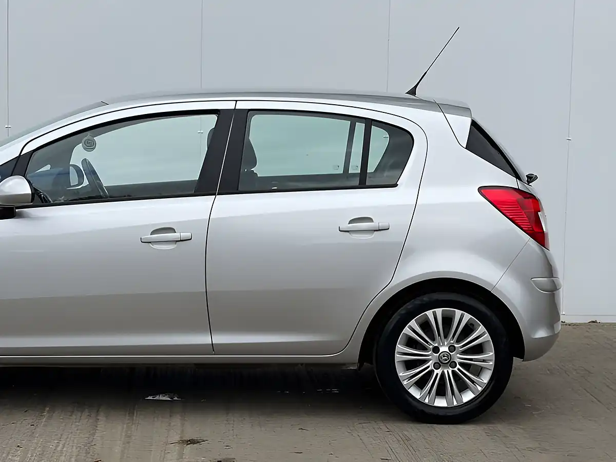 Used 2014 Vauxhall Corsa Se Star Silver - Interior and Exterior details 17