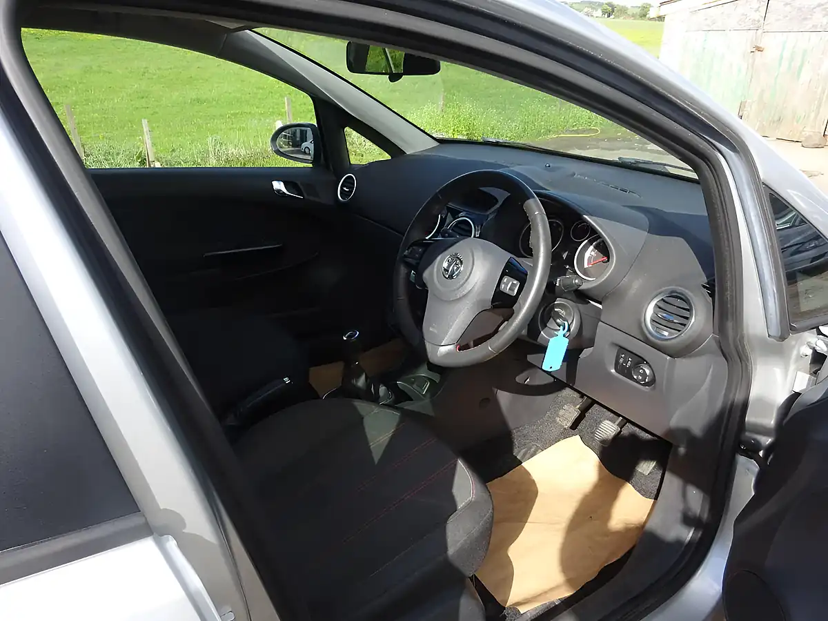 Used 2014 Vauxhall Corsa Sxi Silver - Interior and Exterior details 17