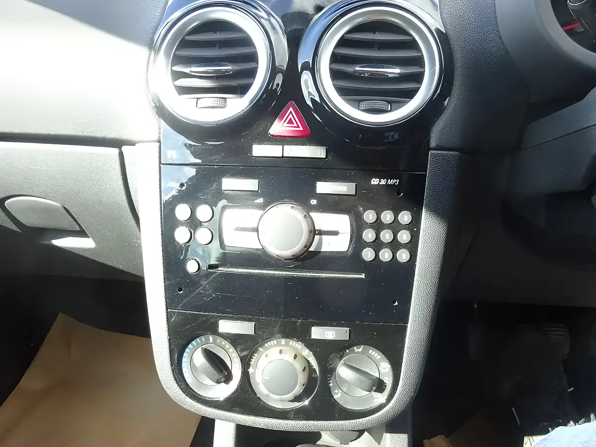 Used 2014 Vauxhall Corsa Sxi Silver - Interior and Exterior details 20