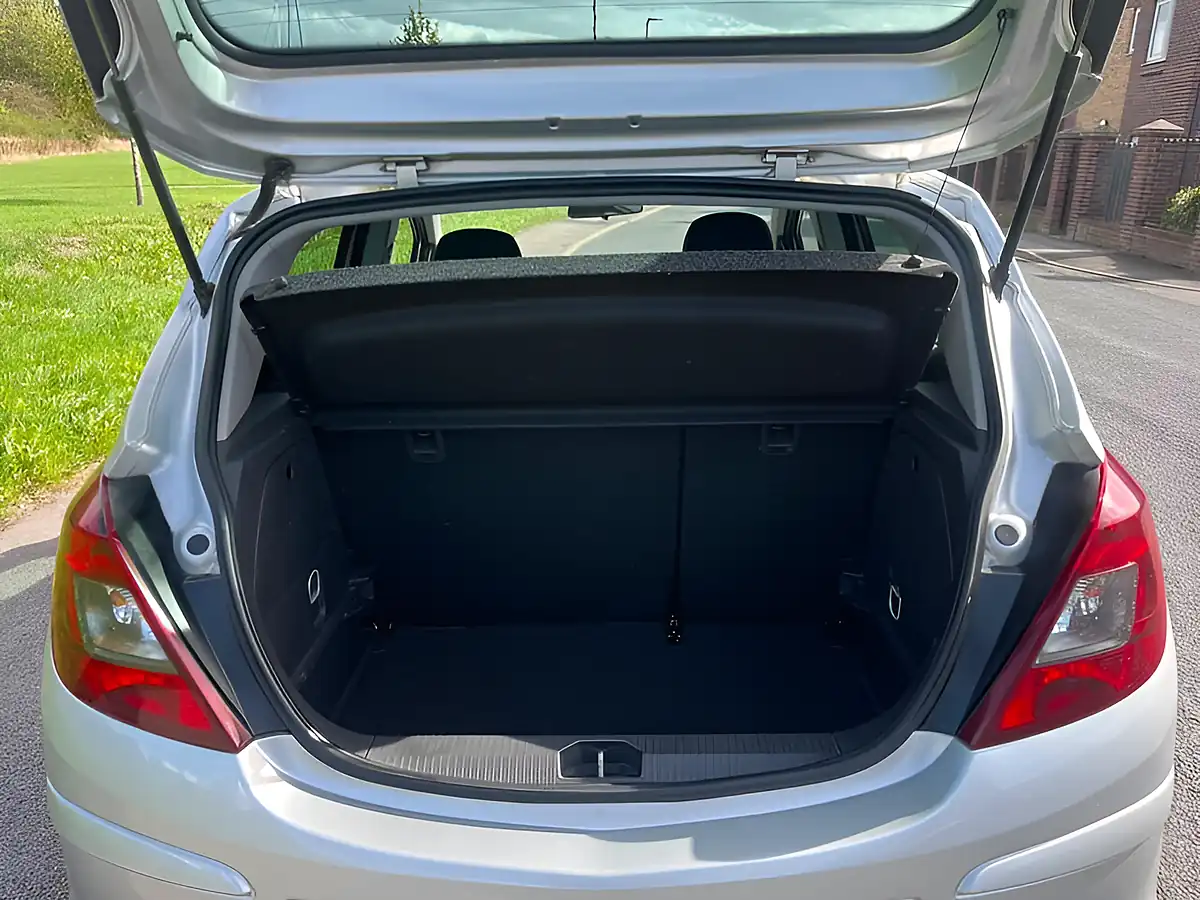 Used 2014 Vauxhall Corsa Sxi Silver - Interior and Exterior details 9