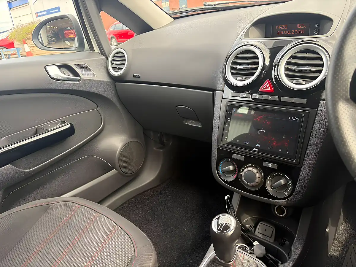 Used 2014 Vauxhall Corsa Sxi White - Interior and Exterior details 3