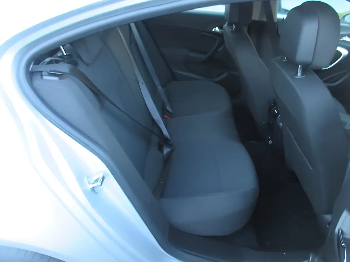 Used 2014 Vauxhall Insignia Design Nav Silver - Interior and Exterior details 8