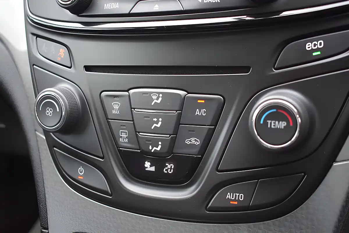 Used 2014 Vauxhall Insignia Sri Nav White - Interior and Exterior details 17