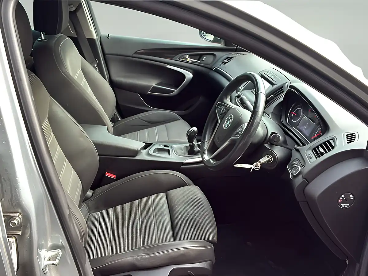 Used 2014 Vauxhall Insignia Sri Sovereign Silver - Interior and Exterior details 10