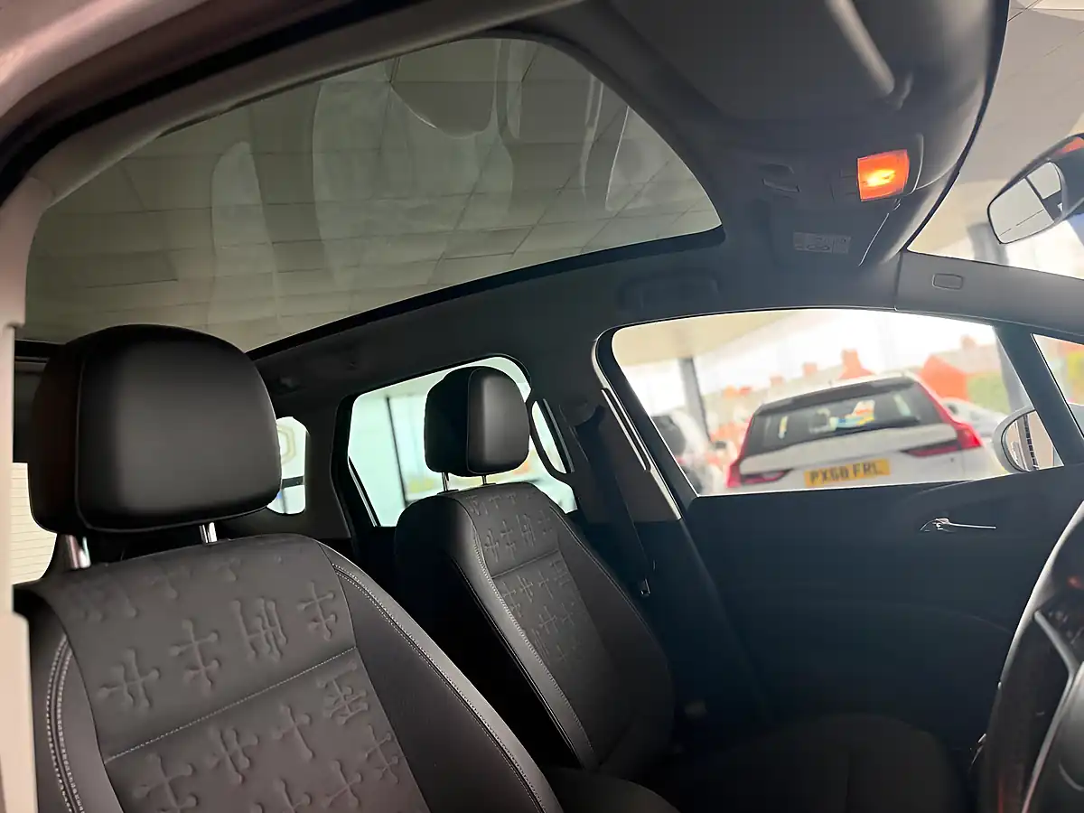 Used 2014 Vauxhall Meriva Se White - Interior and Exterior details 12