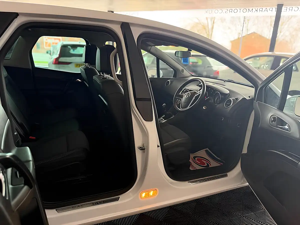 Used 2014 Vauxhall Meriva Se White - Interior and Exterior details 8