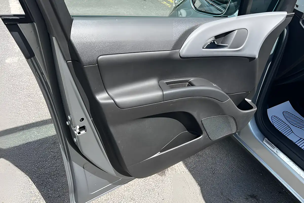 Used 2014 Vauxhall Meriva Tech Line Silver - Interior and Exterior details 13