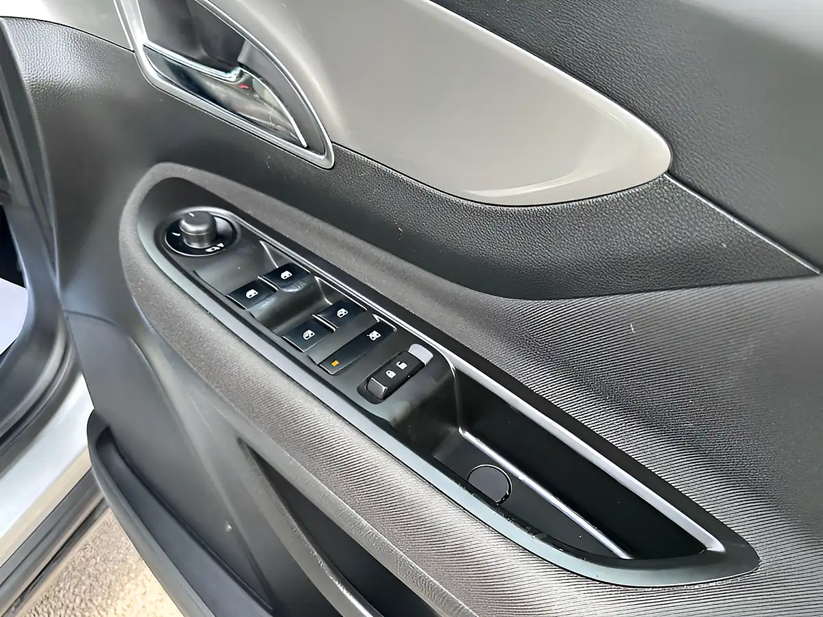 Used 2014 Vauxhall Mokka Exclusiv Silver - Interior and Exterior details 13