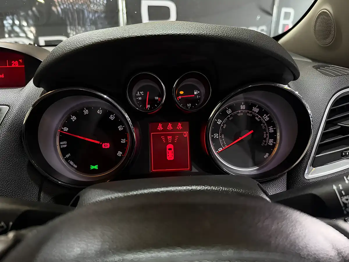 Used 2014 Vauxhall Mokka Exclusiv Silver - Interior and Exterior details 16