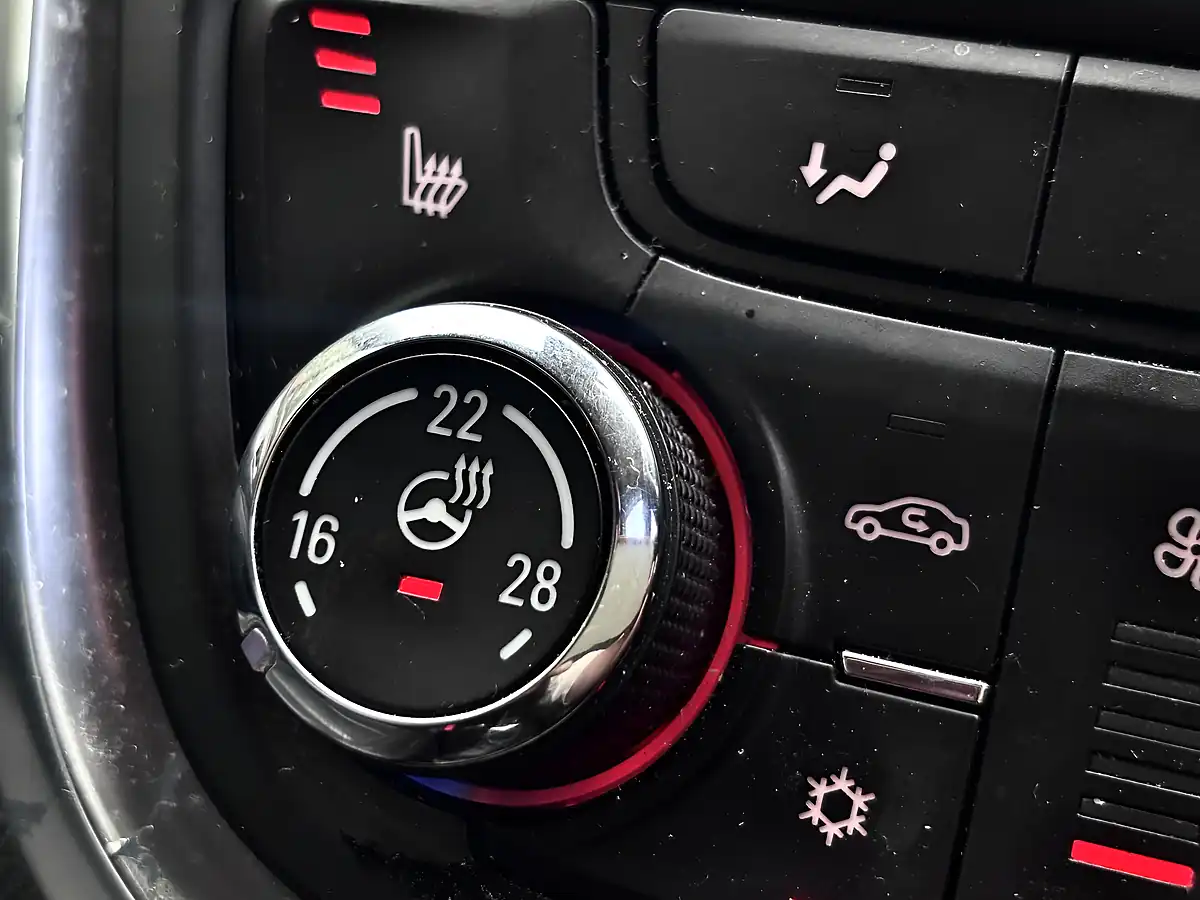 Used 2014 Vauxhall Mokka Se Orange Rock Metallic - Interior and Exterior details 3