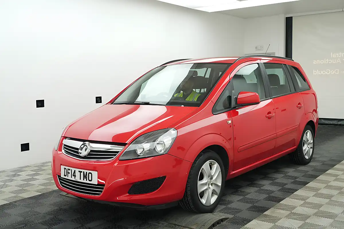 Used 2014 Vauxhall Zafira Exclusiv Red - Front View