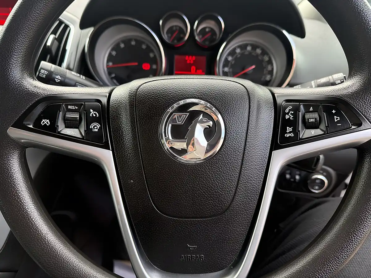 Used 2014 Vauxhall Zafira Silver - Interior and Exterior details 11